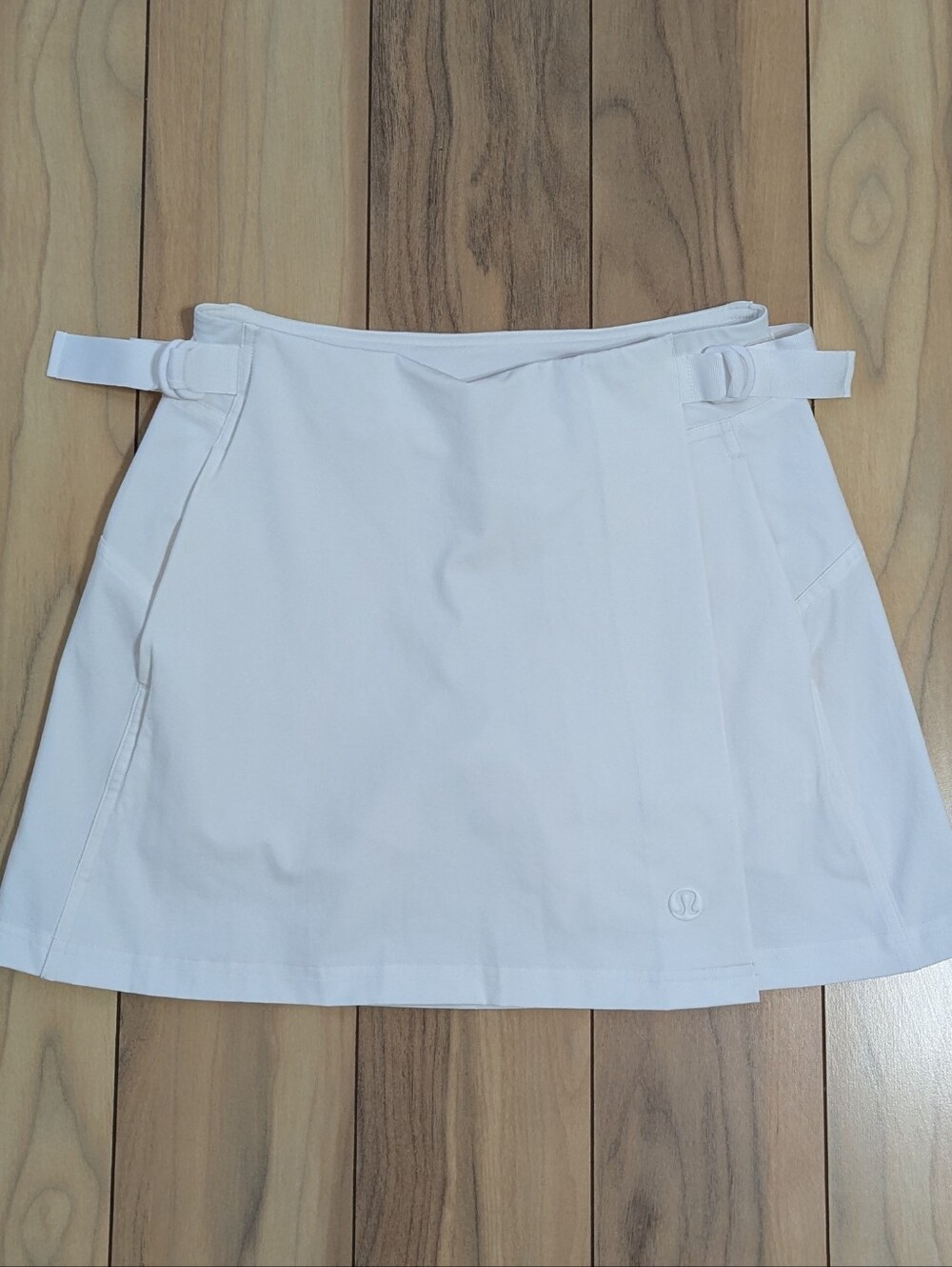 EUC! Lululemon Wrap Front MR Golf Skirt In White Size 2
